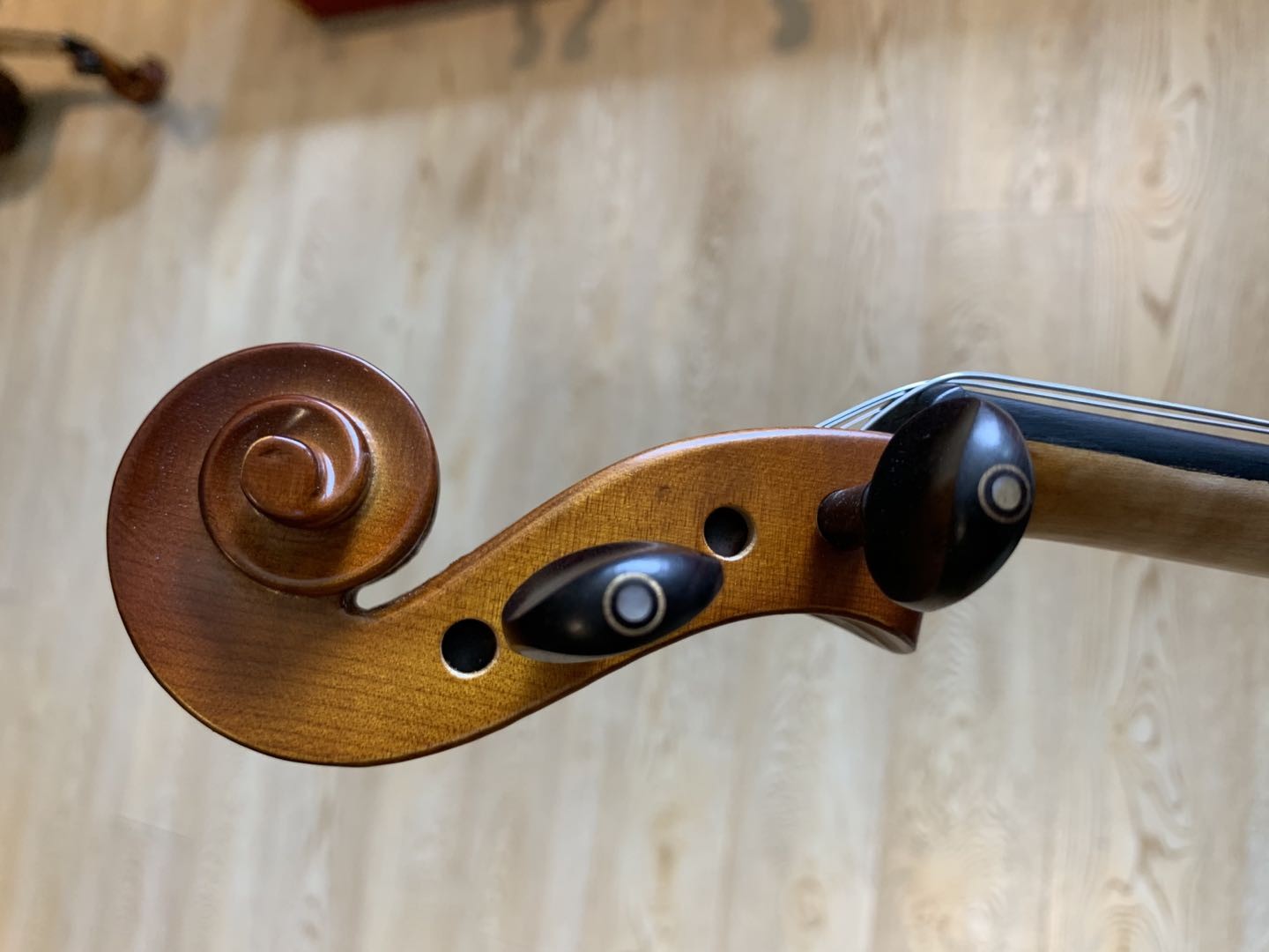 ไวโอลิน Corelli CV011 ไม้ Flamed Maple ลายเฟลม อะไหล่ Ebony แถมกล่อง+คันชัก ราคา 6,000 บาท - Image 2